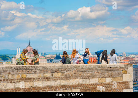 Turismo di Budapest, mentre si visita il Palazzo reale sulla collina del Var, i turisti scattare foto di Budapest da un bastione alto sopra la città, Ungheria. Foto Stock