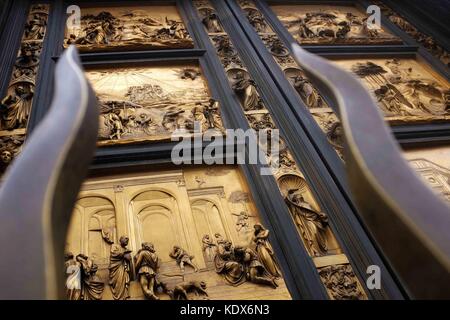 La porta est o Porta del Paradiso del Battistero accanto al Duomo di Firenze,Italia. Foto Stock