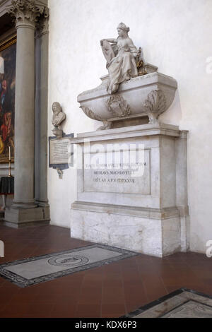 La tomba di Niccolò Machiavelli che scrisse il libro il principe. La tomba è tenuto nella chiesa francescana di Santa Croce, Firenze, Italia. Foto Stock