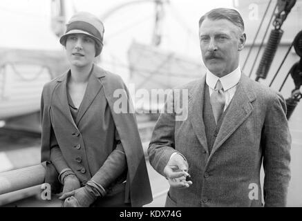 Cecil chubb, sir cecil herbert edward Chubb, l'ultimo proprietario privato di Stonehenge, che ha donato al governo britannico nel 1918.con la moglie Maria. Foto Stock