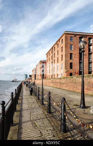 Liverpool, Regno Unito. Il porticato lungo il fiume Mersey waterfront, restaurato e convertito magazzini. "L'amore lucchetti attaccati alla ringhiera Foto Stock