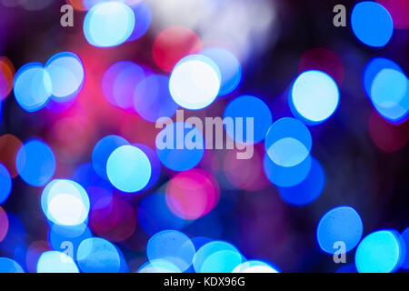 Le luci di Natale color bokeh di fondo - un luminoso multicolore sfondo bokeh di fondo creato da una serie di de-focalizzato le luci di Natale. Foto Stock