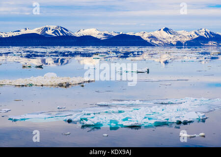 Vista offshore di fronte mare Storfjorden glaçon a montagne sulla costa est alle 2 del mattino in estate artica. Isola Spitsbergen, Svalbard, Norvegia e Scandinavia Foto Stock