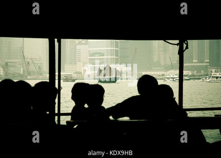 I passeggeri a bordo del traghetto star nel porto Victoria Foto Stock