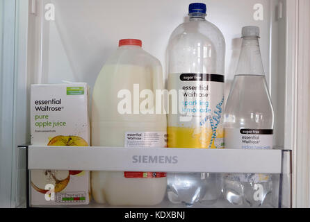 Essential Waitrose drink prodotti in un frigo Foto Stock
