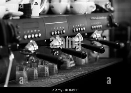 Macchine per il caffè preso in una caffetteria locale in bianco e nero Foto Stock