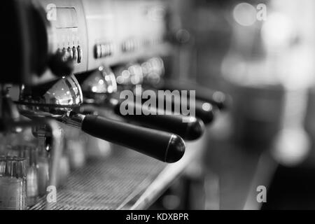 Macchine per il caffè preso in una caffetteria locale in bianco e nero Foto Stock