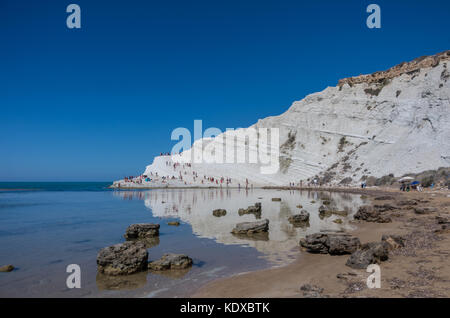 Vista panoramica della famosa Scala dei Turchi scogliera vicino a Agrigento, Sicilia Foto Stock