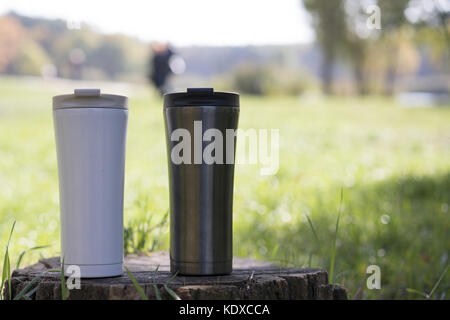 Due tazze calda stand su un moncone nel parco Foto Stock