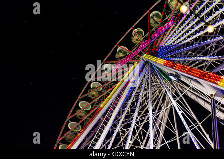 Brilon, Germania - 22 settembre 2017: ruota panoramica Ferris la sera del michaelis fair di brilon Foto Stock