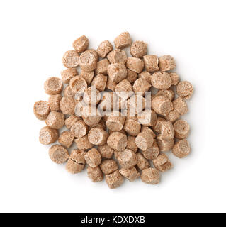 Vista dall'alto di estrusi di crusca di frumento Agglomerati in forma di pellets isolato su bianco Foto Stock