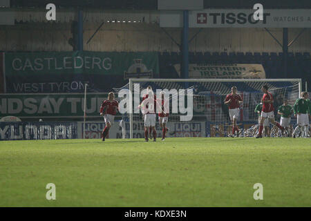 Irlanda del Nord 2 Danimarca 1 a Windsor Park Belfast. 17 novembre 2007 Qualificatore Group F Euro 2008. Nicklas Bendtner Denmark si congratula per il suo obiettivo per la Danimarca su 51 minuti. Foto Stock