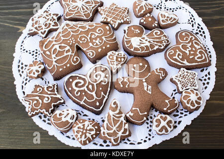 Gingerbread cookie su una carta pizzo. Foto Stock