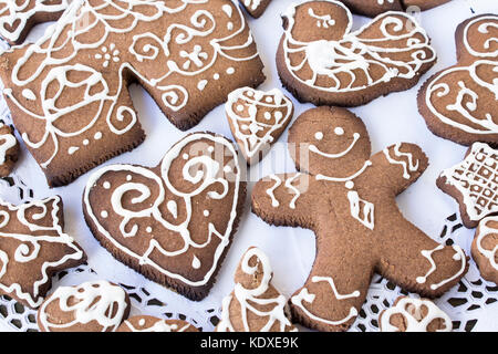 Gingerbread cookie su una carta pizzo. Foto Stock