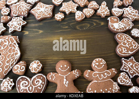 Gingerbread cookies con copia spazio su sfondo di legno. Foto Stock