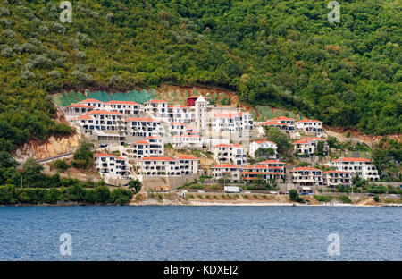 Montenegro, Kostanytsya, Vista dei Giardini di Boka Appartamenti sulla riva della Baia di Boka Kotor Foto Stock