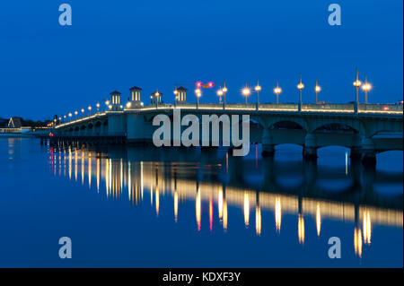 Il Ponte dei Leoni è un ponte mobile che attraversa il canale navigabile intracostiero attraverso Matanzas Baia di St Augustine, Florida Foto Stock