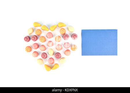 Jelly caramelle isolato su sfondo bianco con una scheda e fiore. Foto Stock