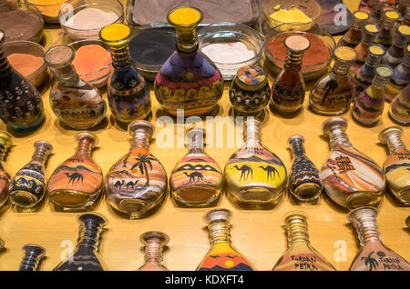 Close up di deserto di sabbia i vasetti da Petra, hotel negozio della lobby, Wadi Musa, Giordania, Medio Oriente Foto Stock