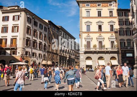 Scena di strada in Piazza del Duomo di Firenze Foto Stock
