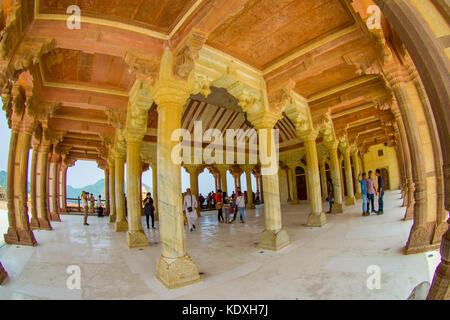 Amer, India - 19 settembre 2017: Persone non identificate che camminano all'interno della sala collumata di Sattais Katcheri nel forte Amber vicino a Jaipur, Rajasthan, India. Il forte Amber è la principale attrazione turistica nell'area di Jaipur, effetto fish eye Foto Stock