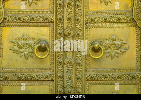 Jaipur, India - 19 settembre 2017: Golden Door in city Palace Jaipur, India Foto Stock