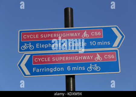 Il superhighway di ciclo cs6 segno posto Londra uk ottobre 2017 Foto Stock