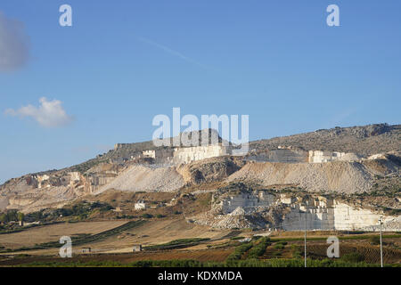 Una vista delle cave di pietra nella campagna vicino a palermo. da una serie di foto di viaggio in Sicilia, Italia. photo Data: giovedì 28 settembre, 2017. p Foto Stock