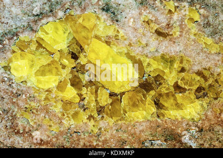 Gli sfondi e texture: superficie di bella pietra decorativa, configurazione astratta di crepe, macchie e macchie e sfondo naturale Foto Stock