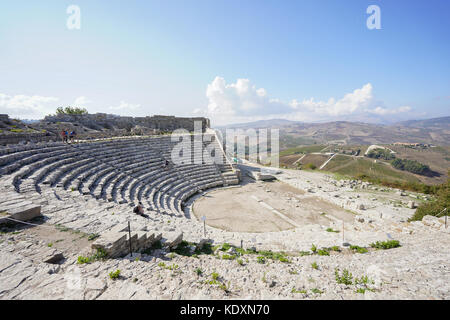 L' anfiteatro romano al sito storico di Segesta. da una serie di foto di viaggio in Sicilia, Italia. photo Data: sabato, 30 settembre 2017. p Foto Stock