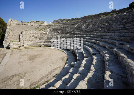 L' anfiteatro romano al sito storico di Segesta. da una serie di foto di viaggio in Sicilia, Italia. photo Data: sabato, 30 settembre 2017. p Foto Stock