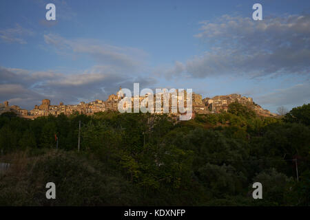 La collina città di piazza armerina al tramonto. da una serie di foto di viaggio in Sicilia, Italia. photo Data: giovedì, 5 ottobre 2017. photo Credit s Foto Stock