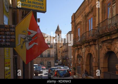 Una vista della città di piazza armerina con una bandiera siciliana in primo piano. da una serie di foto di viaggio in Sicilia, Italia. photo Data: giovedì, o Foto Stock