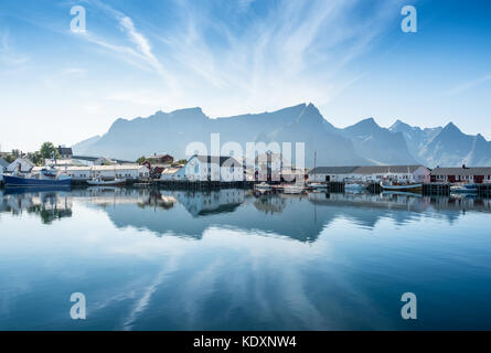 Vista panoramica dal villaggio idilliaco con le montagne a bright summer day in hamnoy, Lofoten, Norvegia Foto Stock