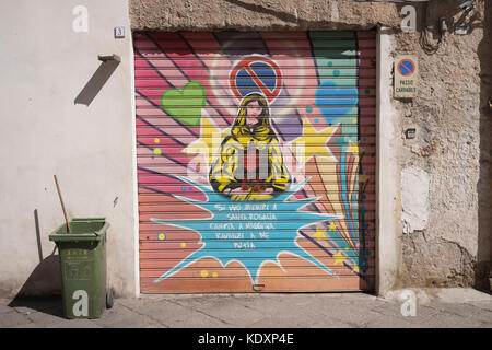 Un graffiti no-simbolo di parcheggio con la beata Vergine Maria su una porta di garage a palermo. da una serie di foto di viaggio in Sicilia, Italia. photo Data: lunedì, Foto Stock