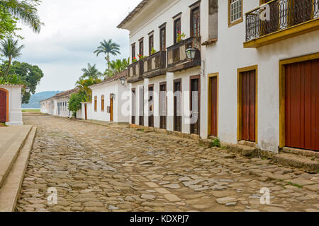 Vecchie strade in pietra e facciate della storica e coloniale città di Paraty a Rio de Janeiro Foto Stock