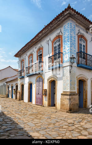 Vecchie strade in pietra e facciate della storica e coloniale città di Paraty a Rio de Janeiro Foto Stock