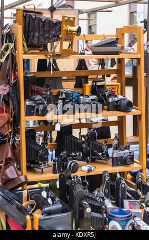 Vecchie macchine fotografiche d'epoca sul display in una fase di stallo al Mercato di Portobello Road a Notting Hill, Londra, Regno Unito Foto Stock