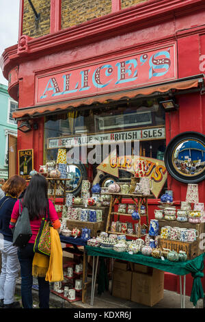 "Alice's' antiquariato, artigianato e gadgets shop al Mercato di Portobello Road a Notting Hill, West London, England, Regno Unito Foto Stock