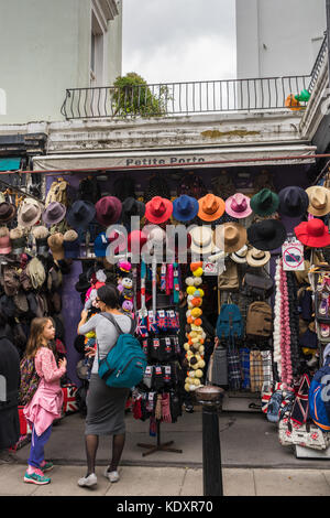 Cappelli colorati al di fuori della "Petite Porto " shop nel mercato di Portobello Road a Notting Hill Gate, London, Regno Unito Foto Stock