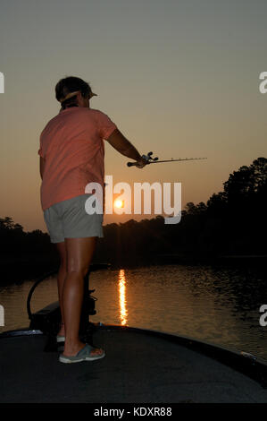 Una donna pesci per crappie da la sua barca sul Lago di Sam Rayburn vicino a Jasper Texas Foto Stock