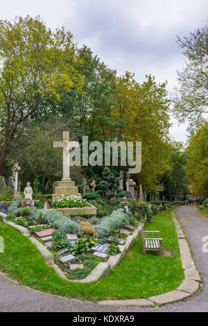 Il cimitero di Highgate est nel nord di Londra durante l'autunno, London, England, Regno Unito Foto Stock