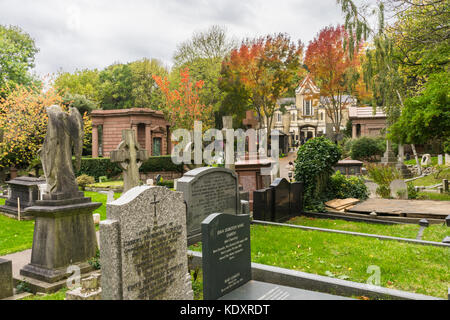 Vista sul cimitero di Highgate Oriente durante l'autunno, a nord di Londra, Regno Unito Foto Stock