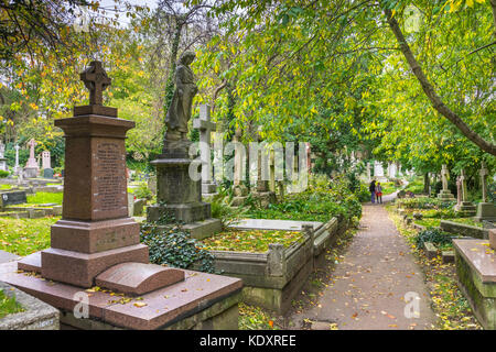 Vista sul cimitero di Highgate Oriente durante l'autunno, a nord di Londra, Regno Unito Foto Stock