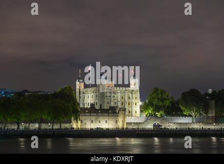 La torre illuminata di Londra - uno storico edificio di notte, City of London, England, Regno Unito Foto Stock