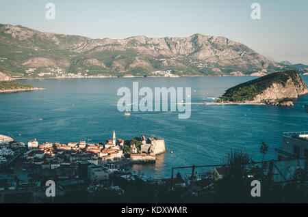 Vista su budva old town e l isola di Sveti Nikola Foto Stock