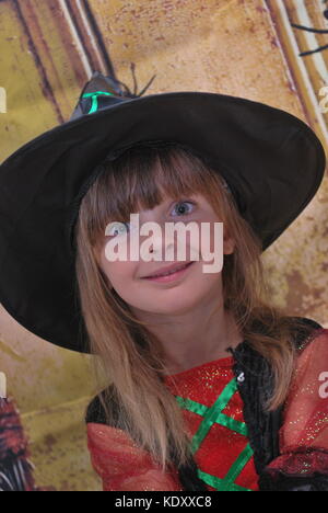 Bambina indossa un costume da strega che è molto eccitato per Halloween Foto Stock