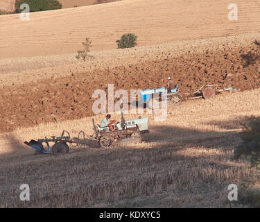 Sant'Eusanio del Sangro, Abruzzo, Italia, 3 agosto 2017 trattori in campo, trattori in aratura Foto Stock