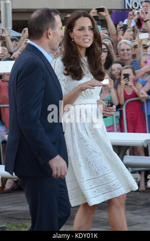 Sydney, AUSTRALIA - 18 APRILE: Catherine, Duchessa di Cambridge e Prince William, Duca di Cambridge si dirigono a Manly Beach insieme al primo Ministro dell'Australia Tony Abbott il 18 aprile 2014 a Sydney, Australia. Il Duca e la Duchessa di Cambridge sono in un tour di tre settimane in Australia e Nuova Zelanda, il primo viaggio ufficiale all'estero con loro figlio, Principe George di Cambridge Persone: Tony Abbott Catherine Duchessa di Cambridge trasmissione Ref: MNCAU1 credito: Hoo-Me.com/MediaPunch ***NO UK*** Foto Stock