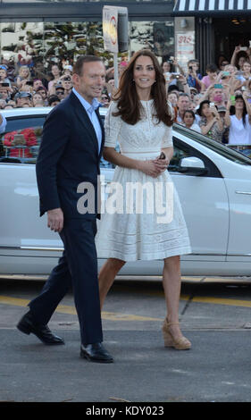 Sydney, AUSTRALIA - 18 APRILE: Catherine, Duchessa di Cambridge e Prince William, Duca di Cambridge si dirigono a Manly Beach insieme al primo Ministro dell'Australia Tony Abbott il 18 aprile 2014 a Sydney, Australia. Il Duca e la Duchessa di Cambridge sono in un tour di tre settimane in Australia e Nuova Zelanda, il primo viaggio ufficiale all'estero con loro figlio, Principe George di Cambridge Persone: Tony Abbott Catherine Duchessa di Cambridge trasmissione Ref: MNCAU1 credito: Hoo-Me.com/MediaPunch ***NO UK*** Foto Stock